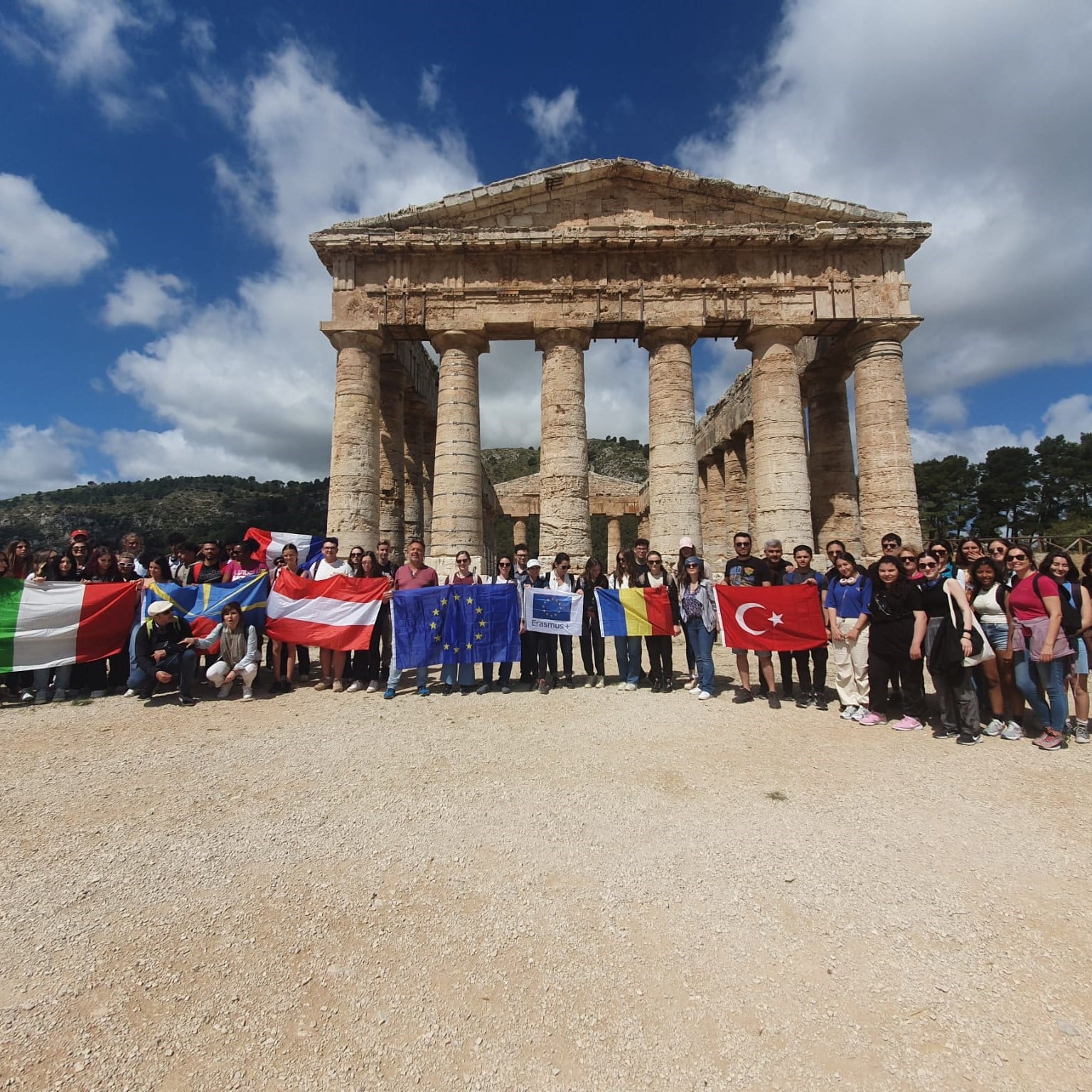 Projektgruppe vor griechischem Tempel in Segesta